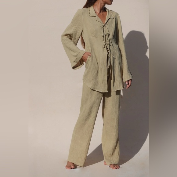 Strait Poema Collared Tie Blouse Tan M/L - Picture 2 of 10